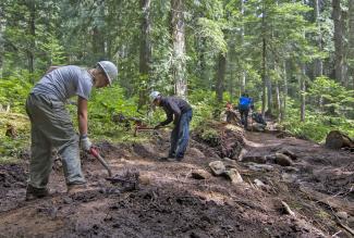 washington trails assoc volunteers.jpg washington trails assoc volunteers
