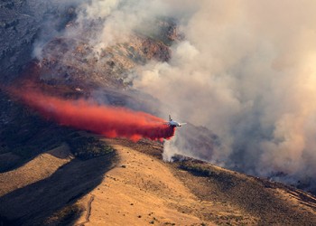 Plane dropping slurry over fire 500x333px-CARD