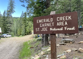 A sign in front of the Emerald Creek Garnet Area