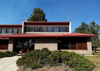 Tres Piedras building