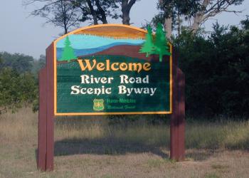 A sign welcoming people to the River Road Scenic Byway.