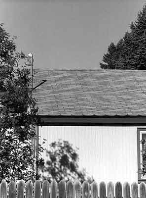 Photo of a house with asphalt shingles for its roofing.