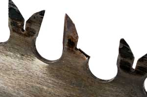 Photo of a broken tooth on the Tuatahi Homestader saw after a log fell on it. 