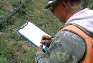 [photo] inspector filling out a form